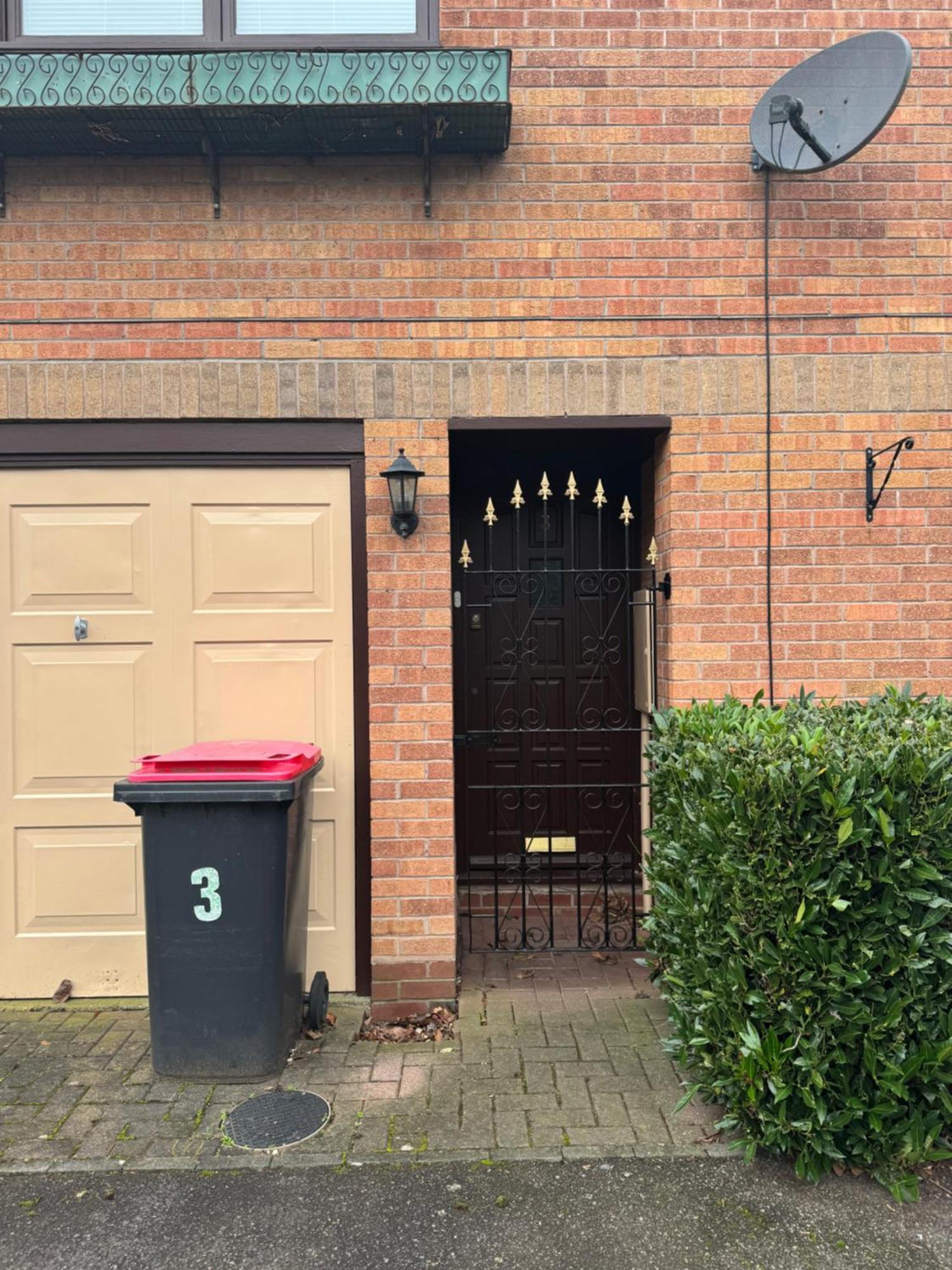 Apartment *rare Find* 3 Story, 2 Bedroom House *