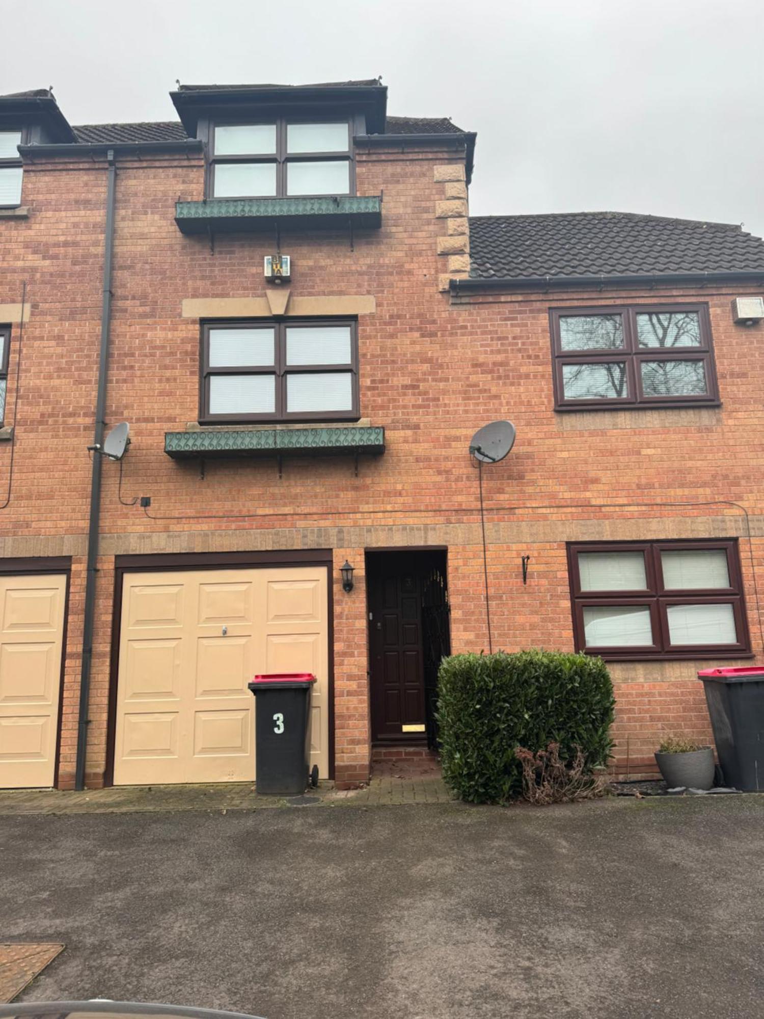 *rare Find* 3 Story, 2 Bedroom House Apartment *