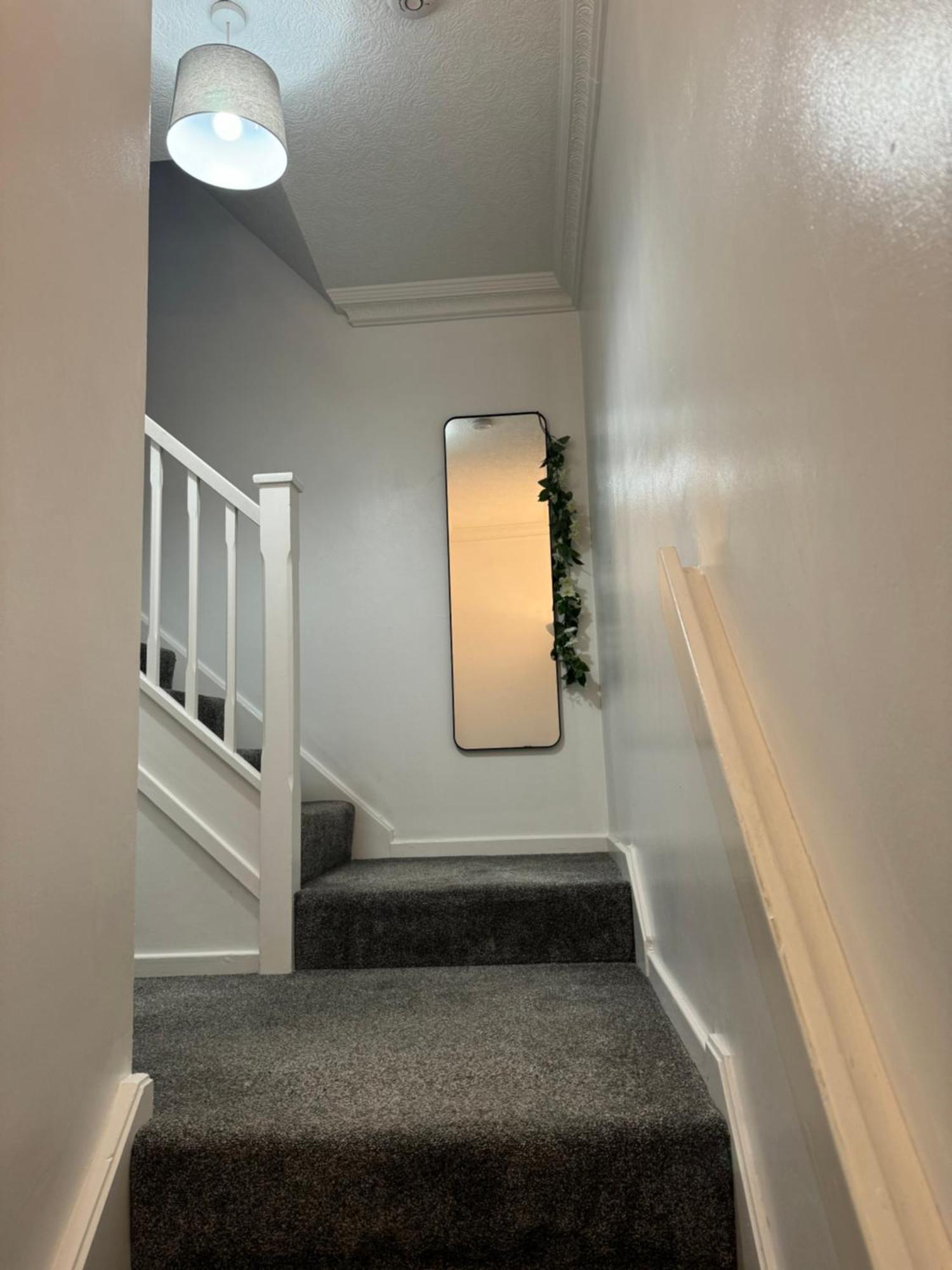 Apartment *rare Find* 3 Story, 2 Bedroom House