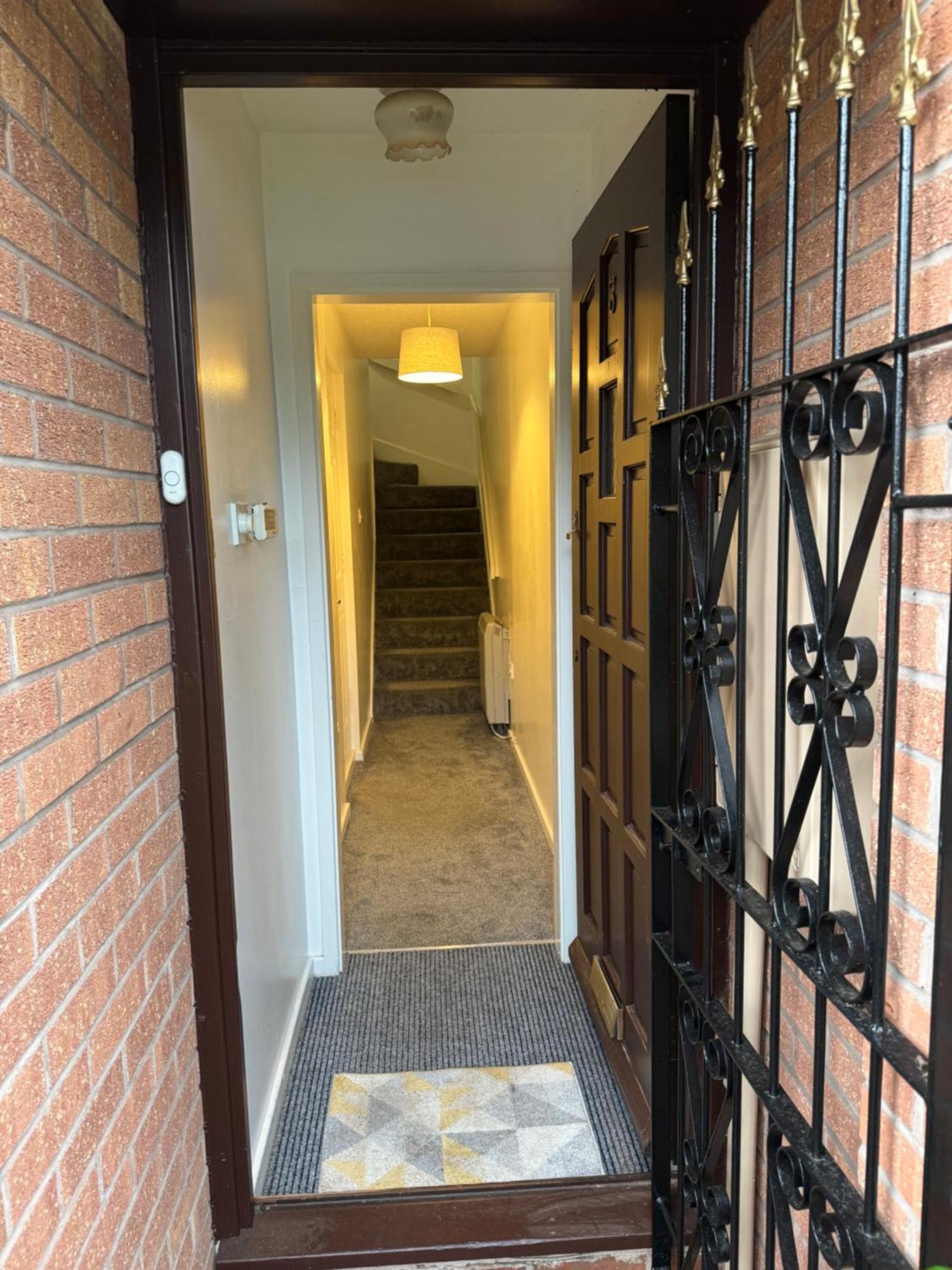 *rare Find* 3 Story, 2 Bedroom House *