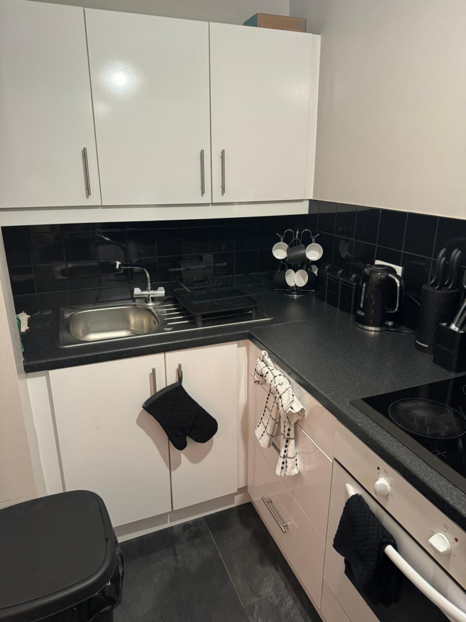 Apartment *rare Find* 3 Story, 2 Bedroom House *