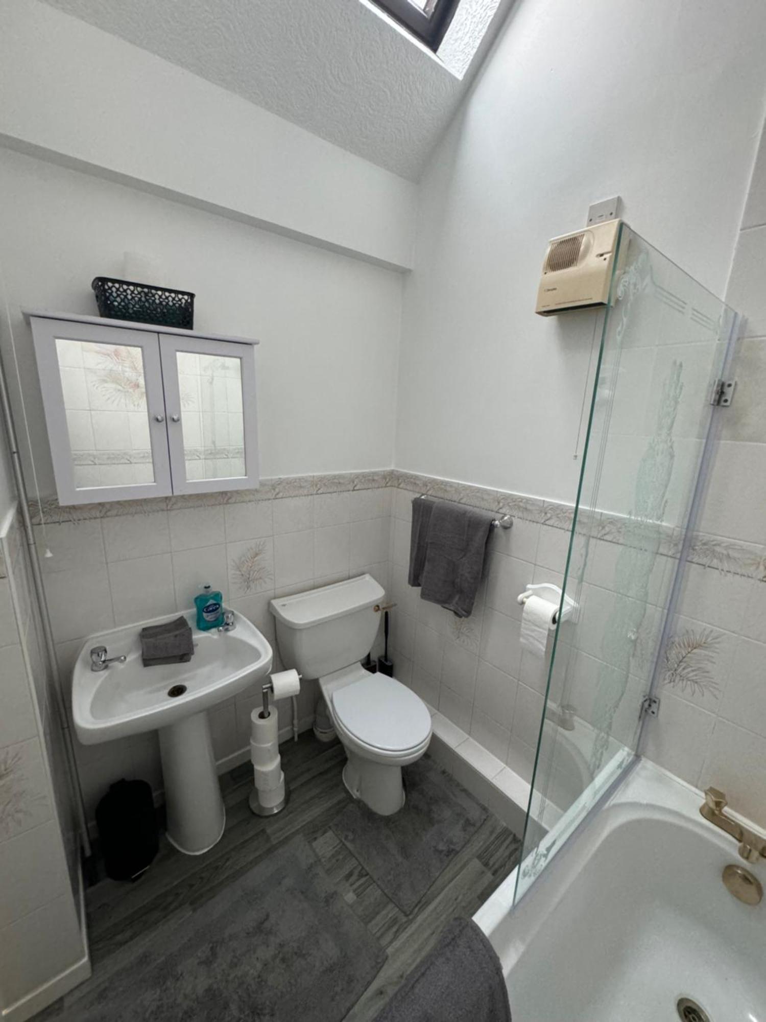 Apartment *rare Find* 3 Story, 2 Bedroom House