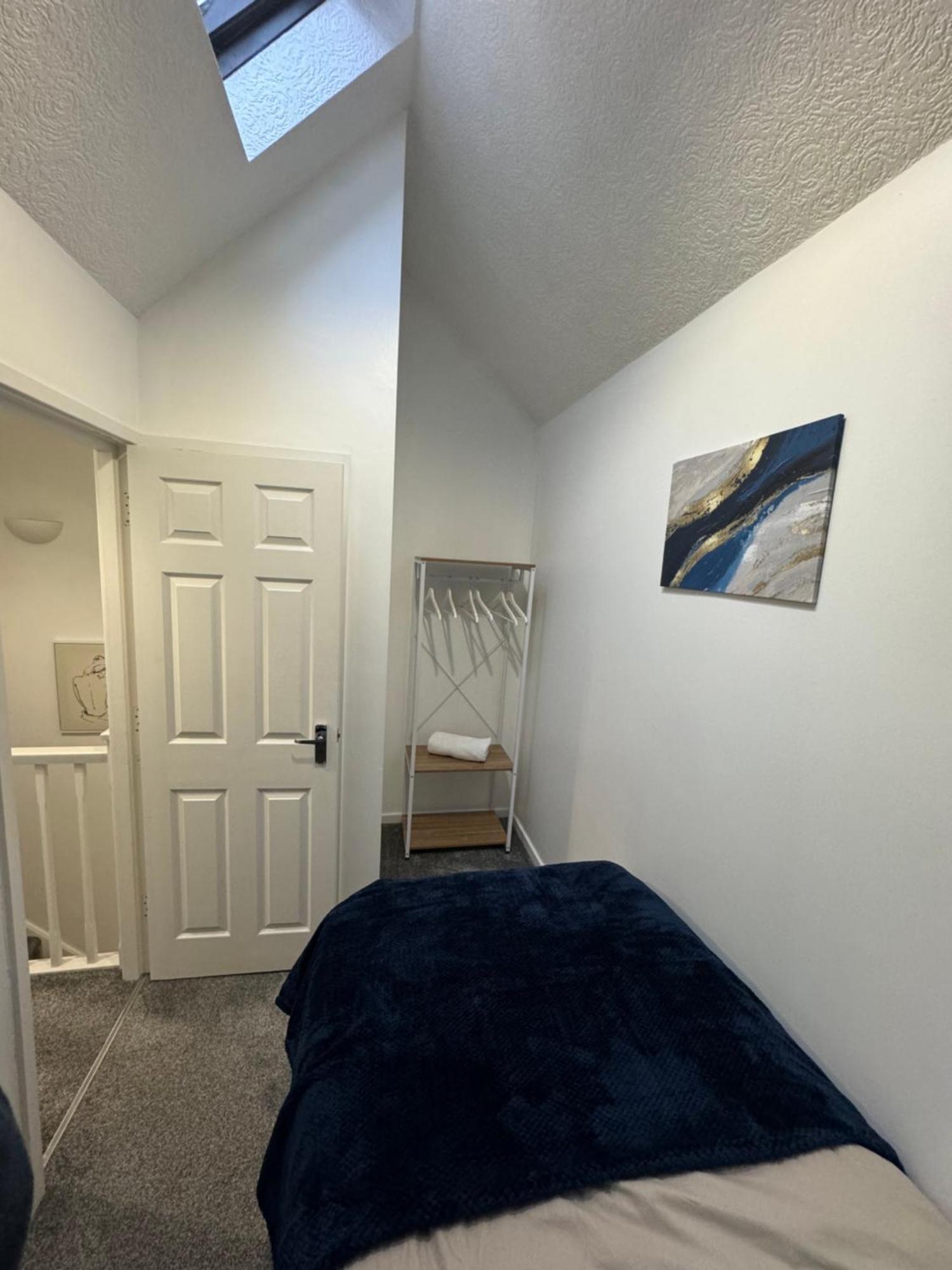 *rare Find* 3 Story, 2 Bedroom House Apartment