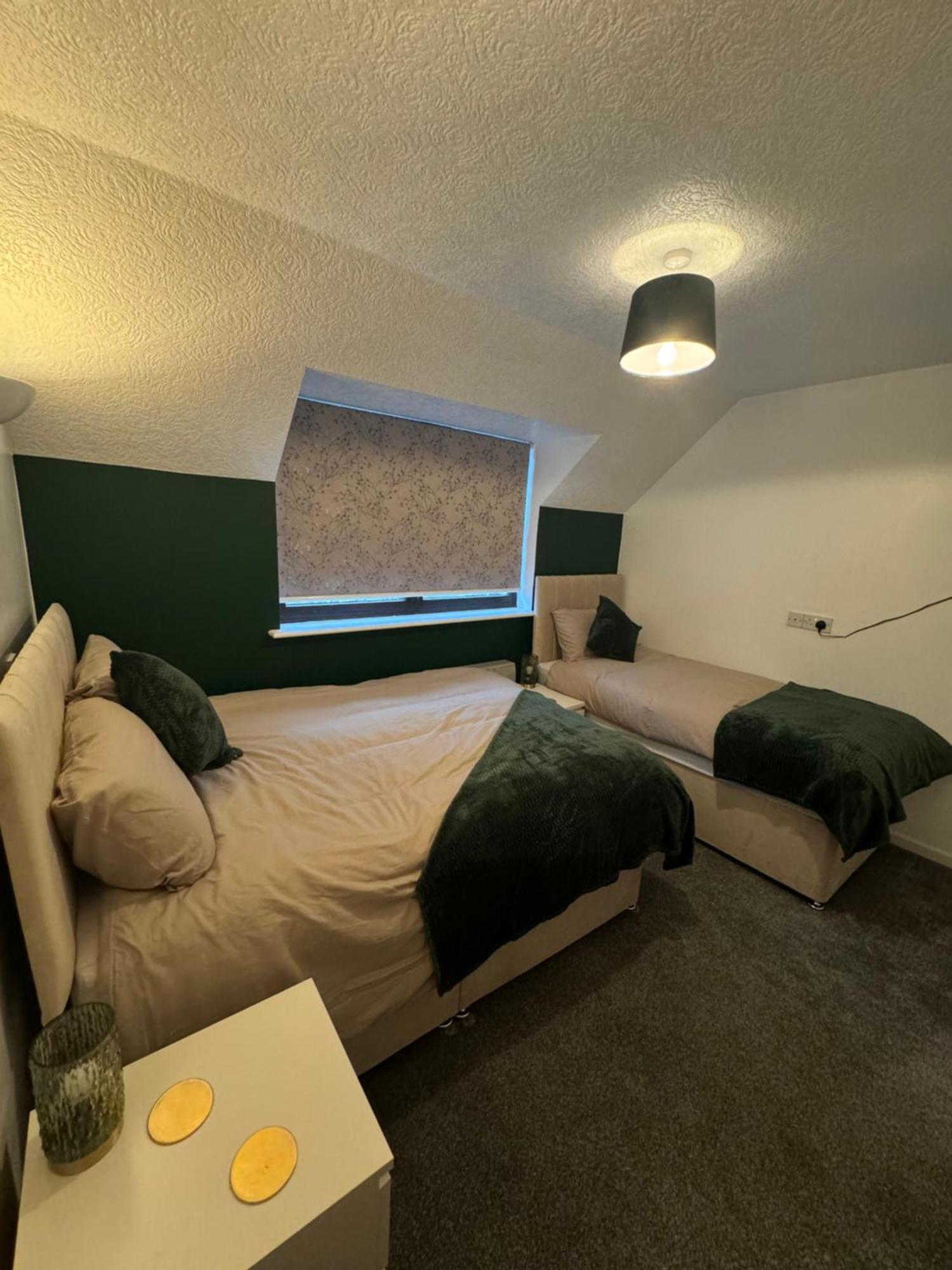 *rare Find* 3 Story, 2 Bedroom House Apartment *